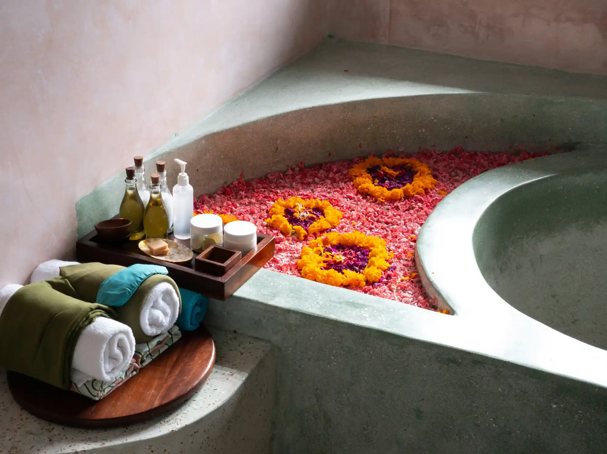 Hot oil massage at Gulshan Lotus Spa