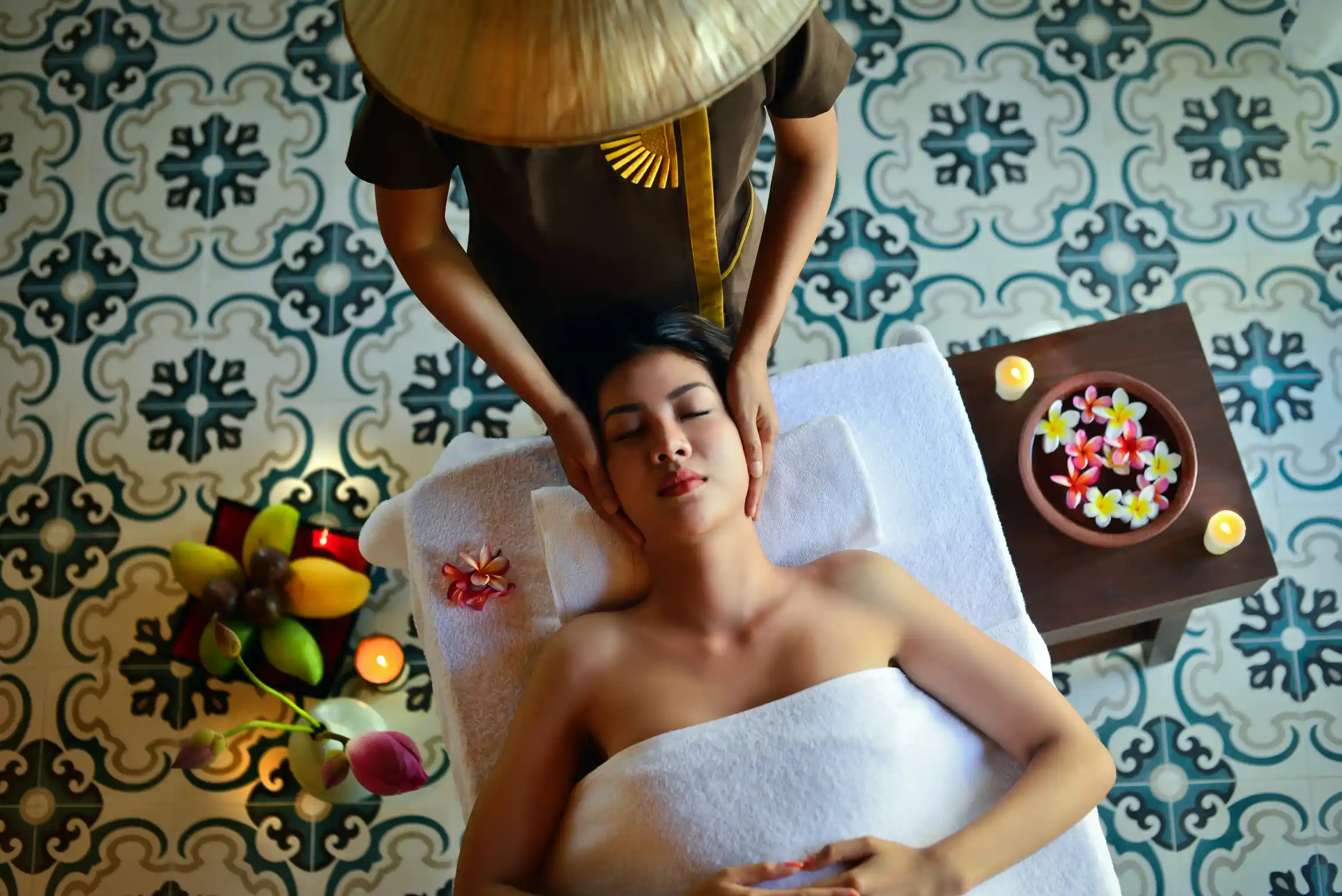 Hot oil spa massage at Gulshan Lotus Spa